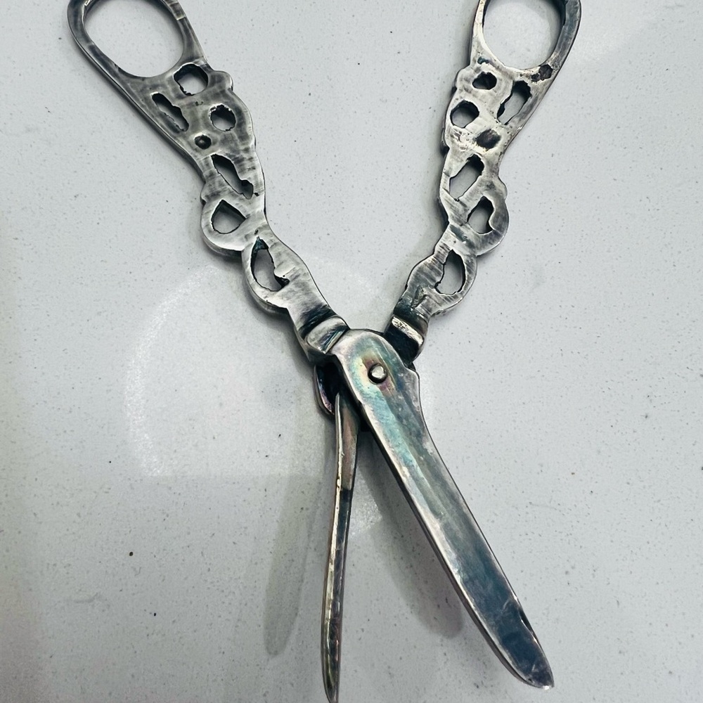 Vintage Silver Plate Grape Shears Ornate Pierced Handles Floral Medallion - Picture 4 of 4